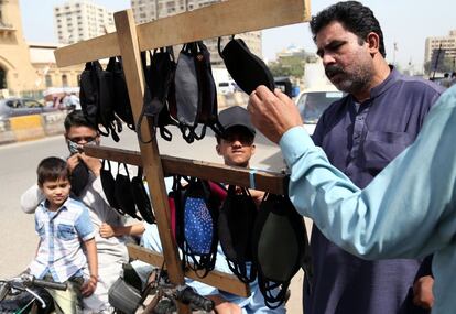 Puesto ambulante de mascarillas en una calle de Karachi (Pakistán), el 28 de febrero.