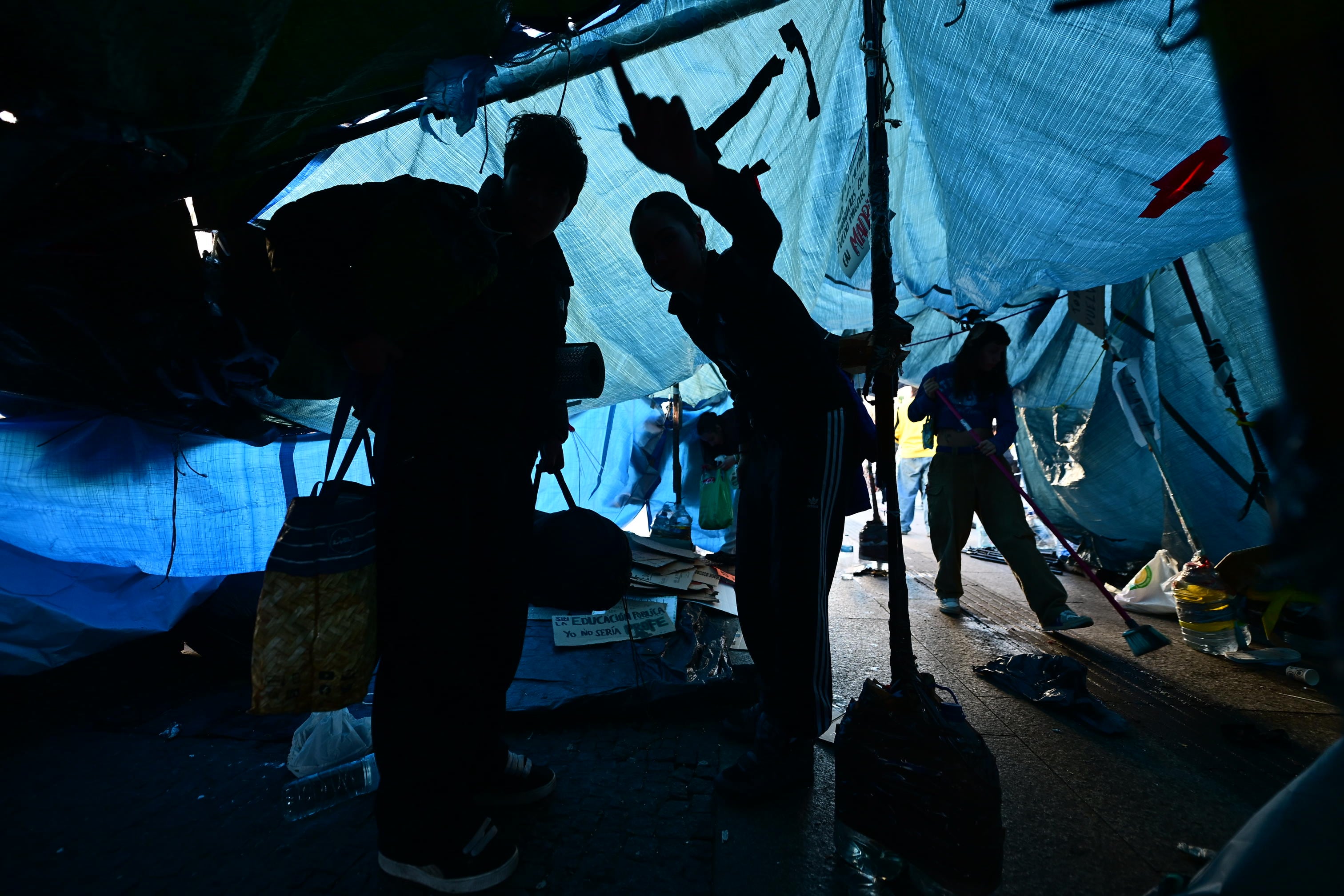 Desmontaje de algunas tiendas de la acampada por la vivienda en la Puerta del Sol en Madrid.