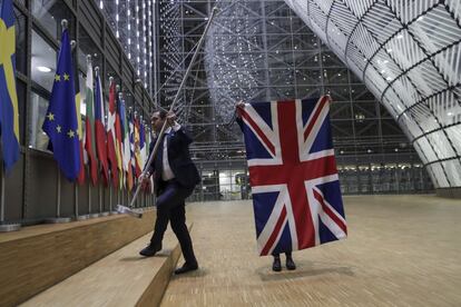 Momento de la retirada de la bandera de Reino Unido del interior del Consejo Europeo en Bruselas.