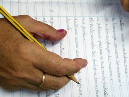 La alumna Dolores Fernández, tras escribir la palabra historia.