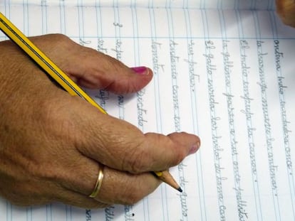 La alumna Dolores Fern&aacute;ndez, tras escribir la palabra historia.