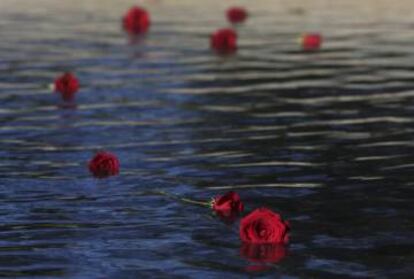 Rosas rojas flotan en el estanque del Museo Rodin, en Filadelfia, en la ceremonia del centenario luctuoso del escultro francés.