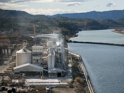 Imagen de la planta química de Ercros junto al río Ebro, en Flix.