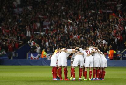 Los jugadores del Sevilla se juntan antes del inicio del partido que les enfrenta al Leicester.