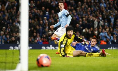 Jovetic, con el City, le hace un gol al Chelsea. 