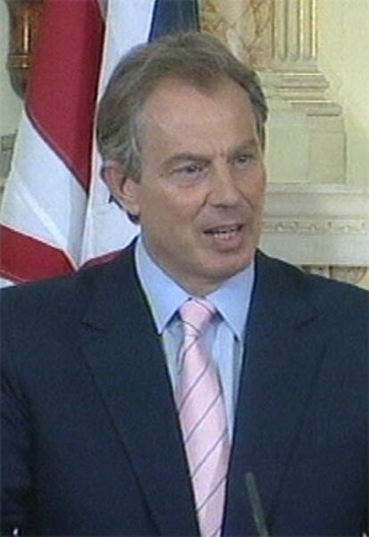 Imagen de la comparecencia de Tony Blair en su residencia del número 10 de Downing Street tomada de la televisión.