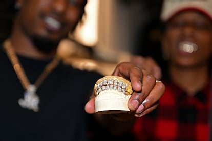 Unos 'grillz' de diamantes, durante el evento de inauguración de True Religion ATL en Cumberland Mall, el 26 de octubre de 2023, en Atlanta, Georgia. 