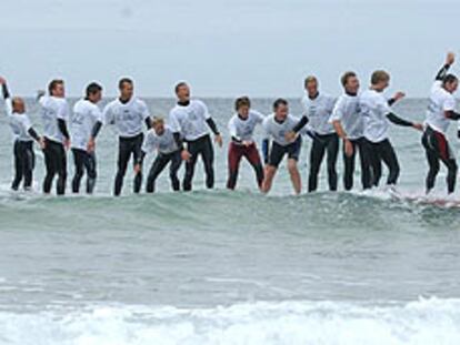 Record de hombres y mujeres sobre una tabla de surf