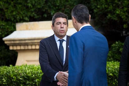 El presidente del Gobierno, Pedro Sánchez, saluda al presidente de la Generalitat Valenciana, Carlos Mazón, durante la XXVIII Conferencia de Presidentes, en Palau de Pedralbes de Barcelona.