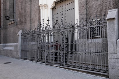 Andrés Sacristán, empleado de la iglesia La Milagrosa, cerrando las puertas del templo.