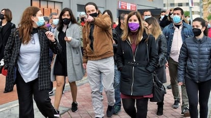 Pablo Iglesias, durante su visita el sábado a Parla para reunirse con colectivos que defienden la sanidad y la educación públicas.