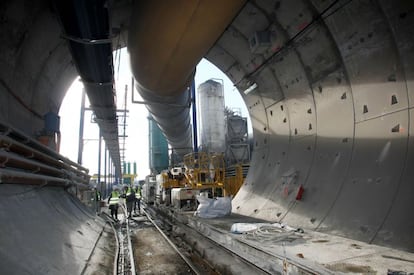 Interior del t&uacute;nel ferroviario del Pert&uacute;s d&iacute;as antes de su inauguraci&oacute;n.