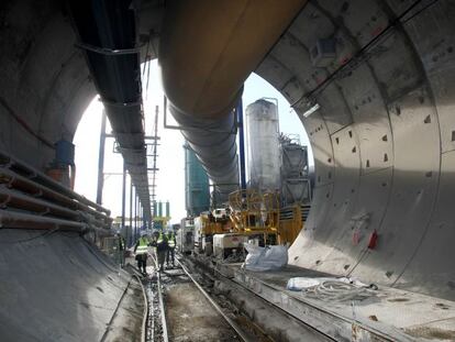 Interior del t&uacute;nel ferroviario del Pert&uacute;s d&iacute;as antes de su inauguraci&oacute;n.