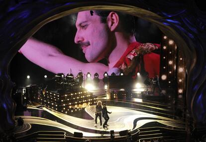 Imagen de Freddie Mercury en pantalla mientras Brian May y Adam Lambert cantan Queen