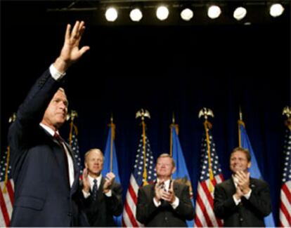 Bush saluda a sus seguidores durante un acto electoral a favor de dos candidatos republicanos al Congreso.