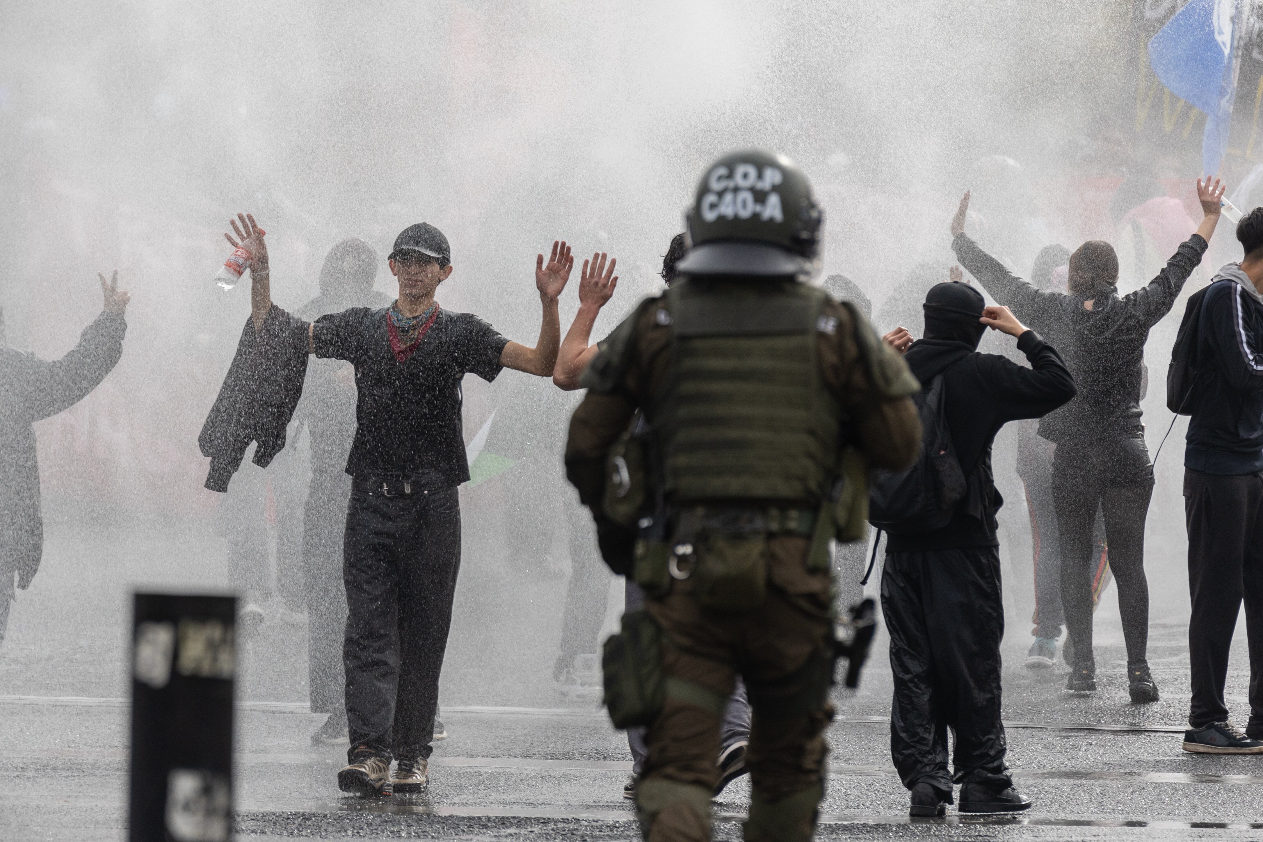 Carabineros lanzan agua a los manifestantes.