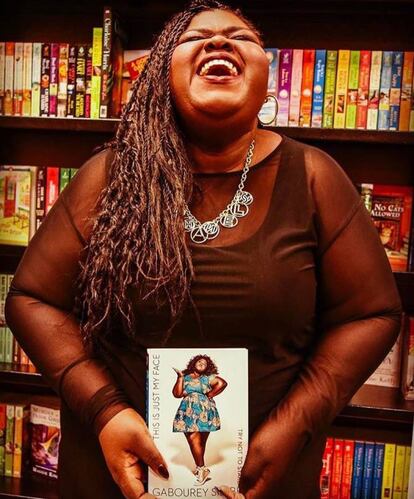 <p>Gabourey Sidibe también ha publicado este 2017 su biografía, un libro en el que la actriz, nominada a un Oscar por su papel en ‘Precious’, cuenta su experiencia con la bulimia y la depresión. De su sobrepeso y la operación de reducción de estómago, así como de la ansiedad que padeció desde adolescente, Gabourey Sidibe habla en su libro This Is Just My Face: Try Not to Stare (Esta es simplemente mi cara, intenta no mirar fijamente, en castellano).</p> <br> <p> <p> “He tardado años en darme cuenta de que con lo que nací es hermoso. No me sometí a la operación para ser bella. Lo hice para poder andar cómoda con tacones. Hacer volteretas. No quiero padecer dolor cada vez que subo un tramo de escaleras”, escribe la intérprete en otro de los fragmentos de su libro. “No hay nada feo en mí. Alguien que trate de convencerme que soy fea está perdiendo el tiempo. Si me hubiese tratado mejor antes, no habría perdido tantos años odiándome a mí misma”, asegura quien hoy dice amar su cuerpo. “Mi belleza no viene de un espejo. Y nunca lo hará”.</p> <br> <p>