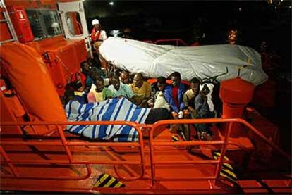 Un grupo de inmigrantes rescatados, a su llegada anoche a tierra a bordo de un barco de Salvamento Marítimo.