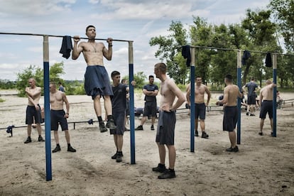 Jovens realizam exercícios físicos no campo de Vorónezh, cidade que é centro operacional da Rússia europeia.