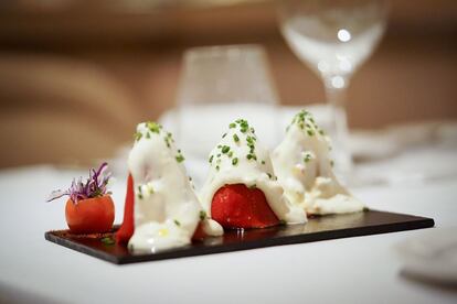 La carta de postres cuenta con algunos clásicos, como el suflé de Grand Marnier (8,5 euros), la tarta fina de manzana con helado de vainilla (8 euros) o el sorbete de limón al cava (7,5 euros). Buen repertorio de vinos.