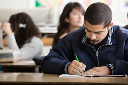 La población migrante presenta grandes obstáculos para acceder a la educación superior en Estados Unidos.