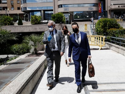 Eugenio Pino (izquierda) abandona la Audiencia acompañado de su abogado tras la primera sesión del juicio por el pendrive del 'caso Pujol' celebrada este martes.