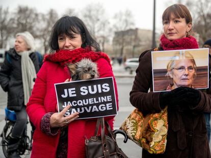 Dos mujeres sostienen mensajes de apoyo a Jacqueline Sauvage durante una manifestaci&oacute;n por su indulto el 23 de enero.