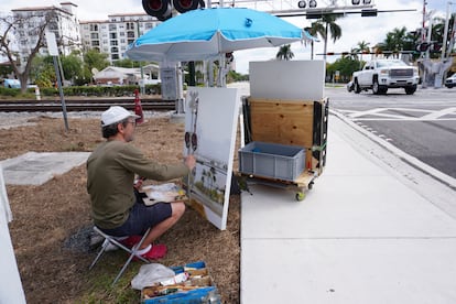 Félix de la Concha, while working on the Boca Mouse project, now exposed in the city of Florida.