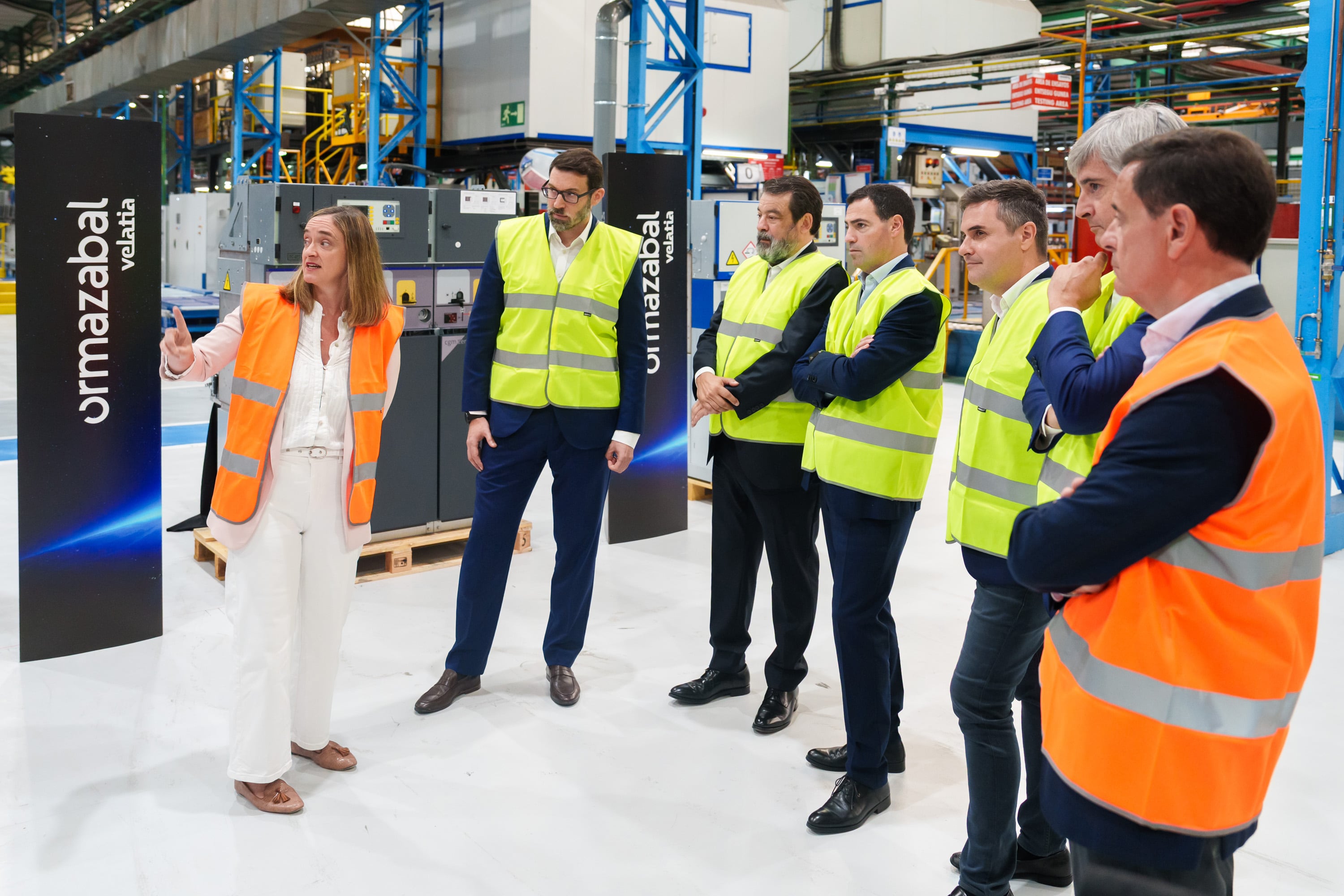 Miembros del Gobierno vasco y de Velatia en la fábrica de Igorre (Bizkaia) de Ormazabal.