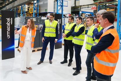 Miembros del Gobierno vasco y de Velatia en la fábrica de Igorre (Bizkaia) de Ormazabal.