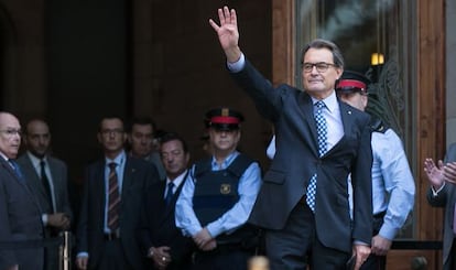 Artur Mas greets the crowd of supporters outside the courthouse in Barcelona.