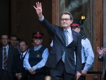 Artur Mas greets the crowd of supporters outside the courthouse in Barcelona.