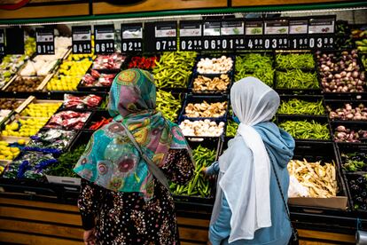 Las mujeres de las familias afganas son, generalmente, las que se encargan de hacer las compras en el supermercado. Las prestaciones económicas que les ofrece el Gobierno alemán, explican ellas mismas, oscilan entre los 190 y los 300 euros por persona, por lo que, en la mayoría de los casos, optan por hacer compras conjuntas.