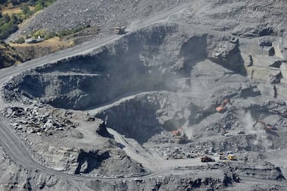 Una de las grandes explotaciones de pizarra en la comarca ourensana de Valdeorras.