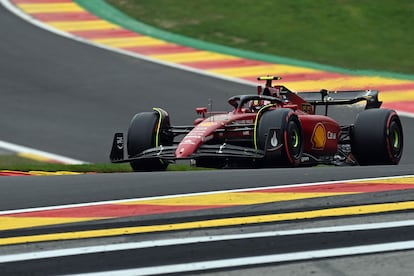 Carlos Sainz en su Ferrari durante la clasificación del GP de Bélgica este sábado.