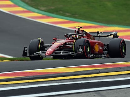 Carlos Sainz en su Ferrari durante la clasificación del GP de Bélgica este sábado.