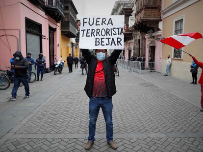 Manifestantes contrários ao chanceler demissionário do Peru, Héctor Béjar, em frente ao palácio de Torre Tagle, sede da Chancelaria, nesta terça-feira, em Lima.