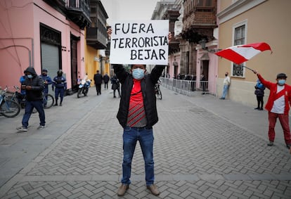 Un grupo de personas protesta en contra del canciller peruano, Héctor Bejar