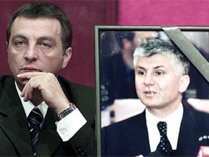 El sucesor de Djindjic, Zorsn Zivkovic, junto a un retrato del primer ministro asesinado.