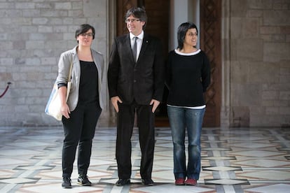 Puigdemont amb les diputades de la CUP Anna Gabriel i Mireia Boya en una imatge d&#039;arxiu. 
 