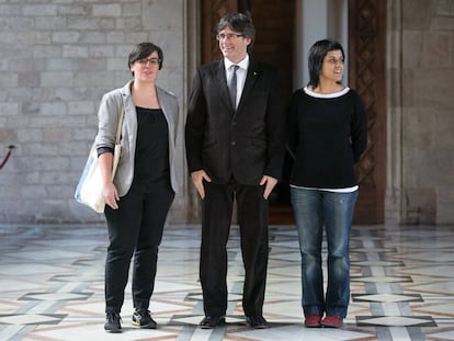 Puigdemont amb les diputades de la CUP Anna Gabriel i Mireia Boya en una imatge d&#039;arxiu. 
 