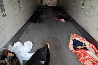 Cadáveres en un camión frigorífico frente a la morgue del Hospital Regional Número Dos de Chernihiv