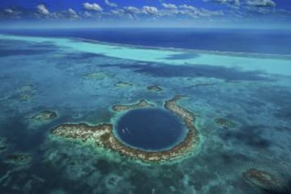 Vista aérea del Blue Hole y el arrecife Lighthouse, en Belice.