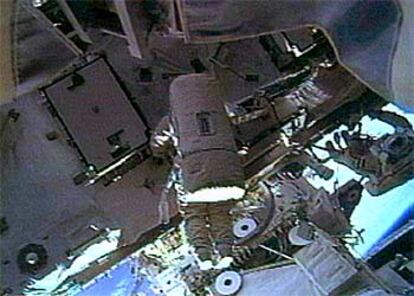 Guennadi Padalka (a la izquierda) y Mike Fincke, tras concluir la reparación del giróscopo.
/ NASA