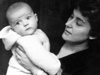 Julià Guillamon en brazos de su madre, Maria Mota.