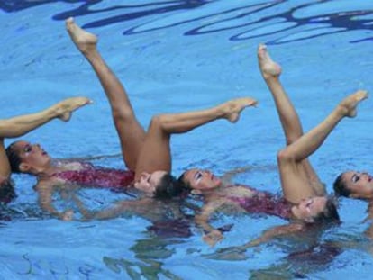 Las componentes del equipo español de natación sincronizada durante la prueba de rutina libre combinada, con la que han logrado la cuarta medalla de plata para España en el Campeonato de Europa de Natación que se celebra en Budapest (Hungría).