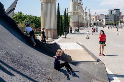 Niños juegan en un parque en Barcelona.