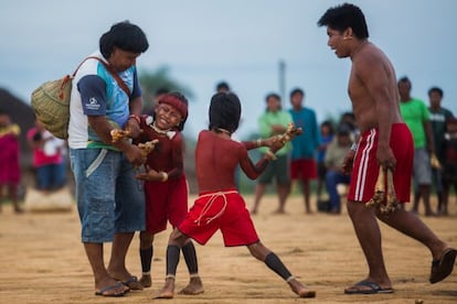 Os pais acompanham os meninos na luta e interferem se um deles descumprir as regras, como, por exemplo, bater na cabeça.