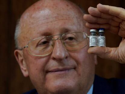 Alexander Gintsburg, director del centro de investigación Gamaleya, muestra dos dosis de la vacuna Sputnik V. 