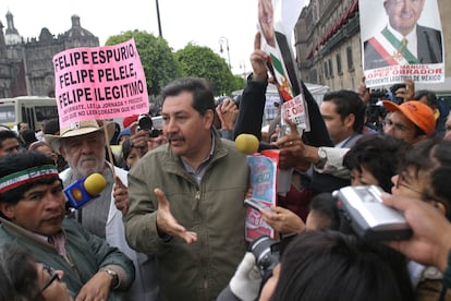 Noroña, como vocero del PRD, encabeza una protesta en contra de Felipe Calderón, en el Zócalo capitalino, el 5 de febrero de 2007.
